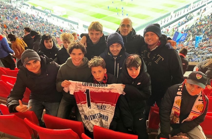 Die Fußballneigung ist Sieger des Höfleswetzturniers und lässt sich im VFB-Stadion feiern!