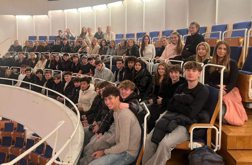 Theaterbesuch der Deutsch-Leistungskurse